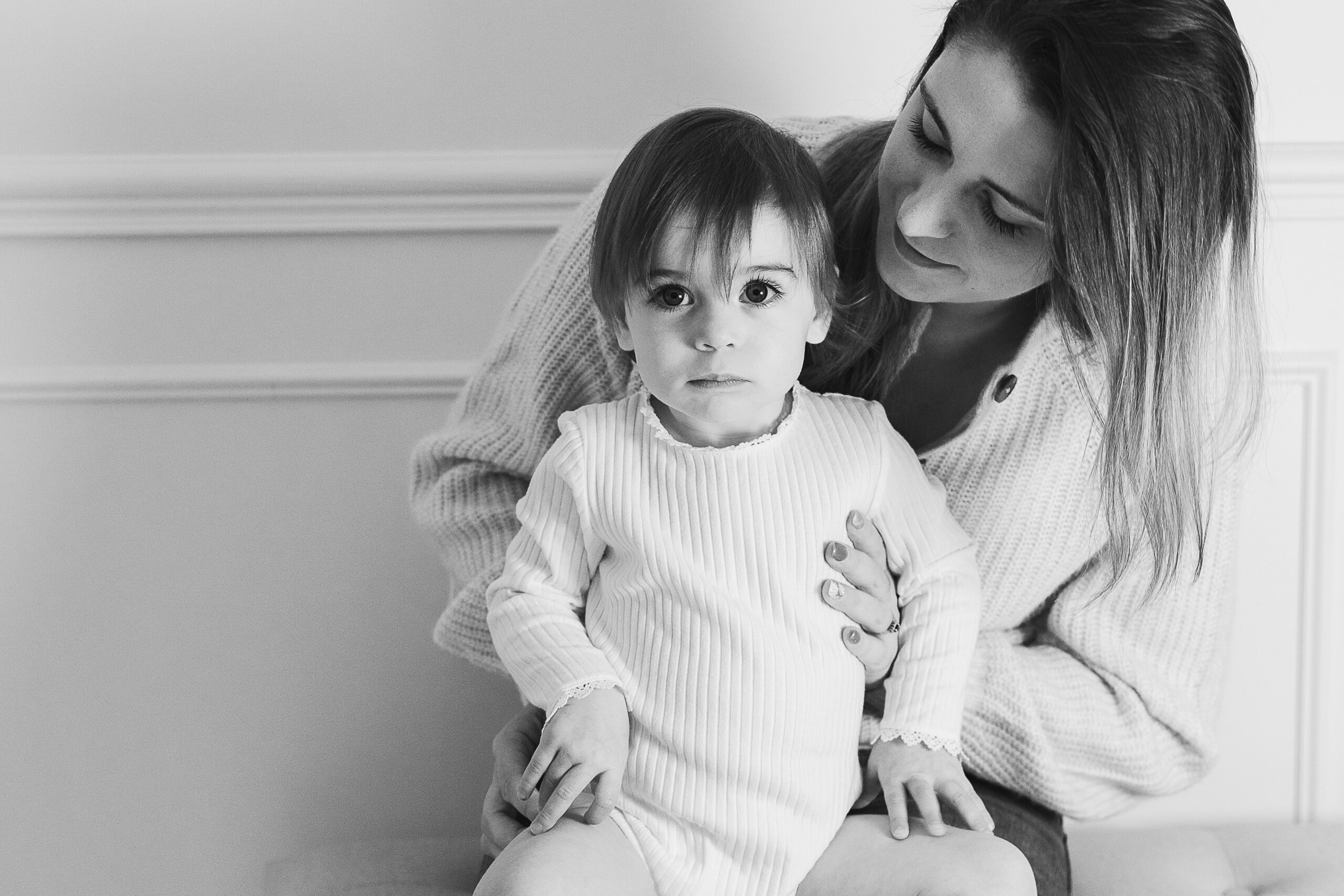 Photo noir et blanc de maman et son bébé