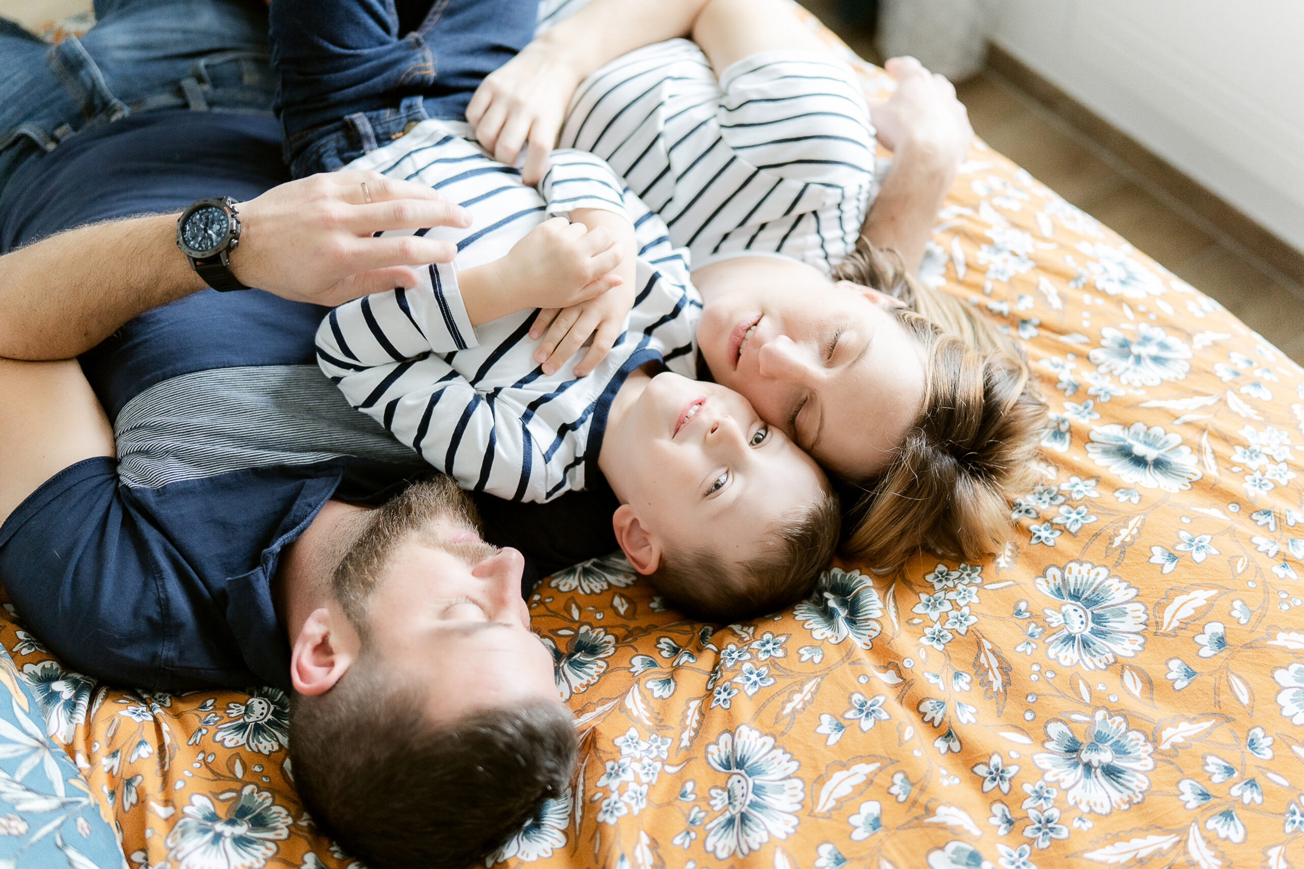 Famille au complet se câlinant