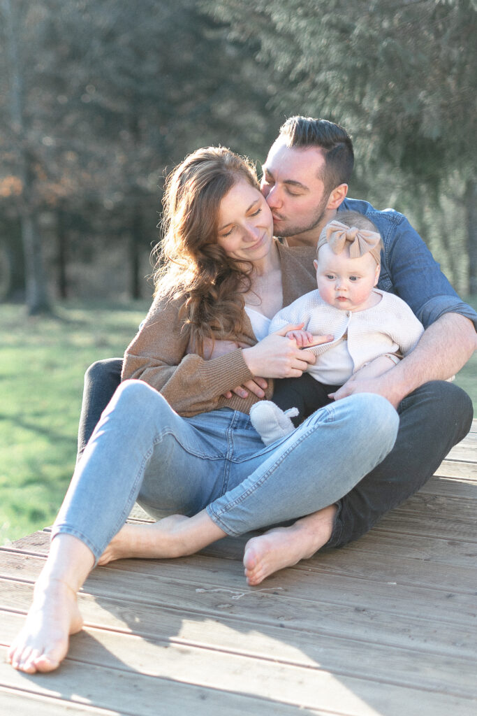 Photo d'une famille avec un bébé en exterieur