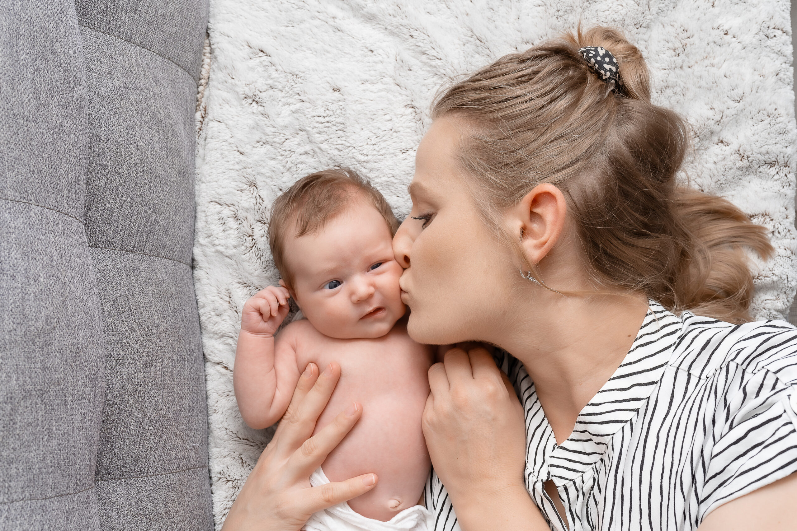 Photographie de naissance à Reims avec maman et bébé