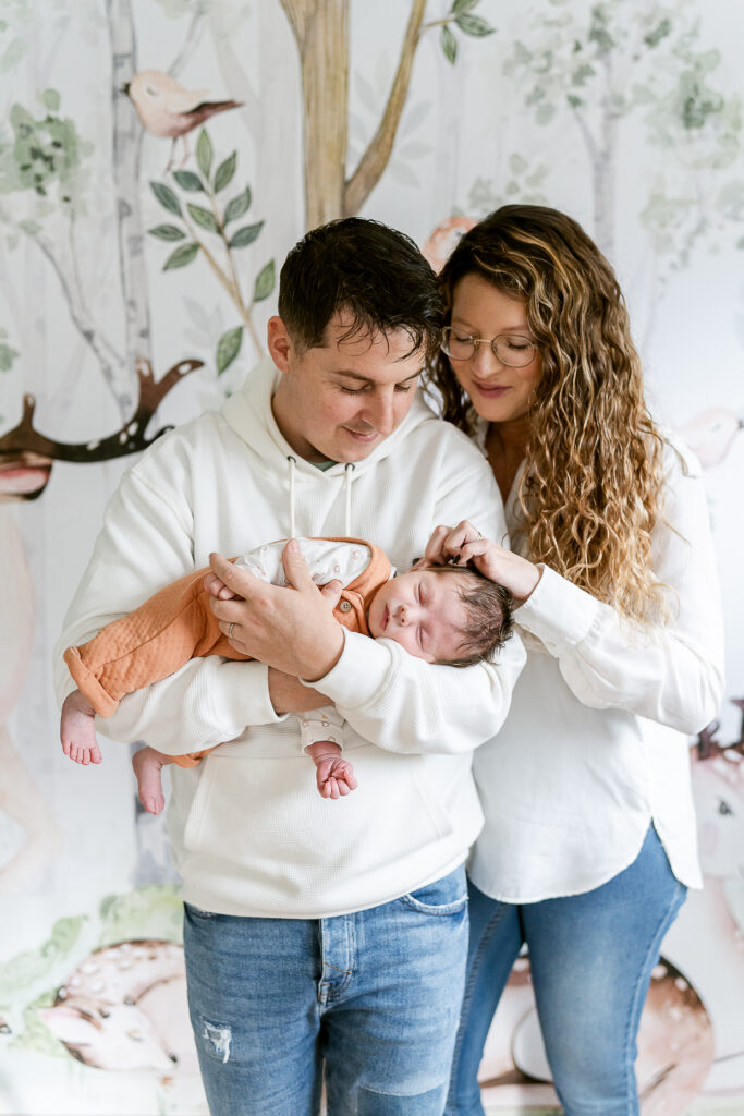 Famille avec leur bébé dans les bras