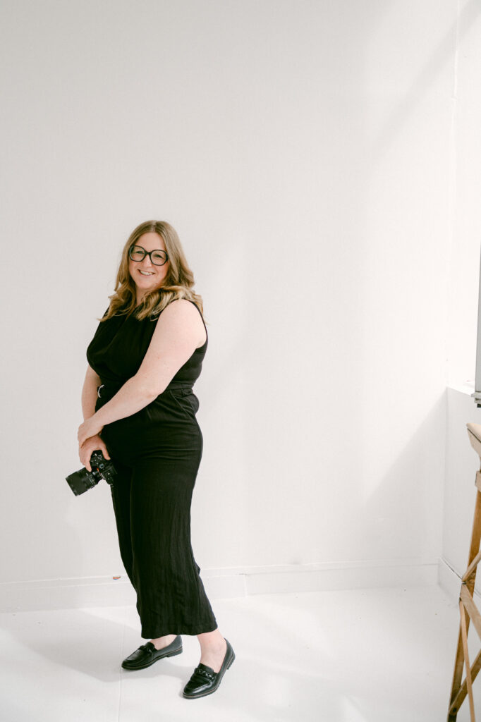 photographe-reims-photo de Julie Chef Photography se tenant debout avec son appareil photo dans les mains