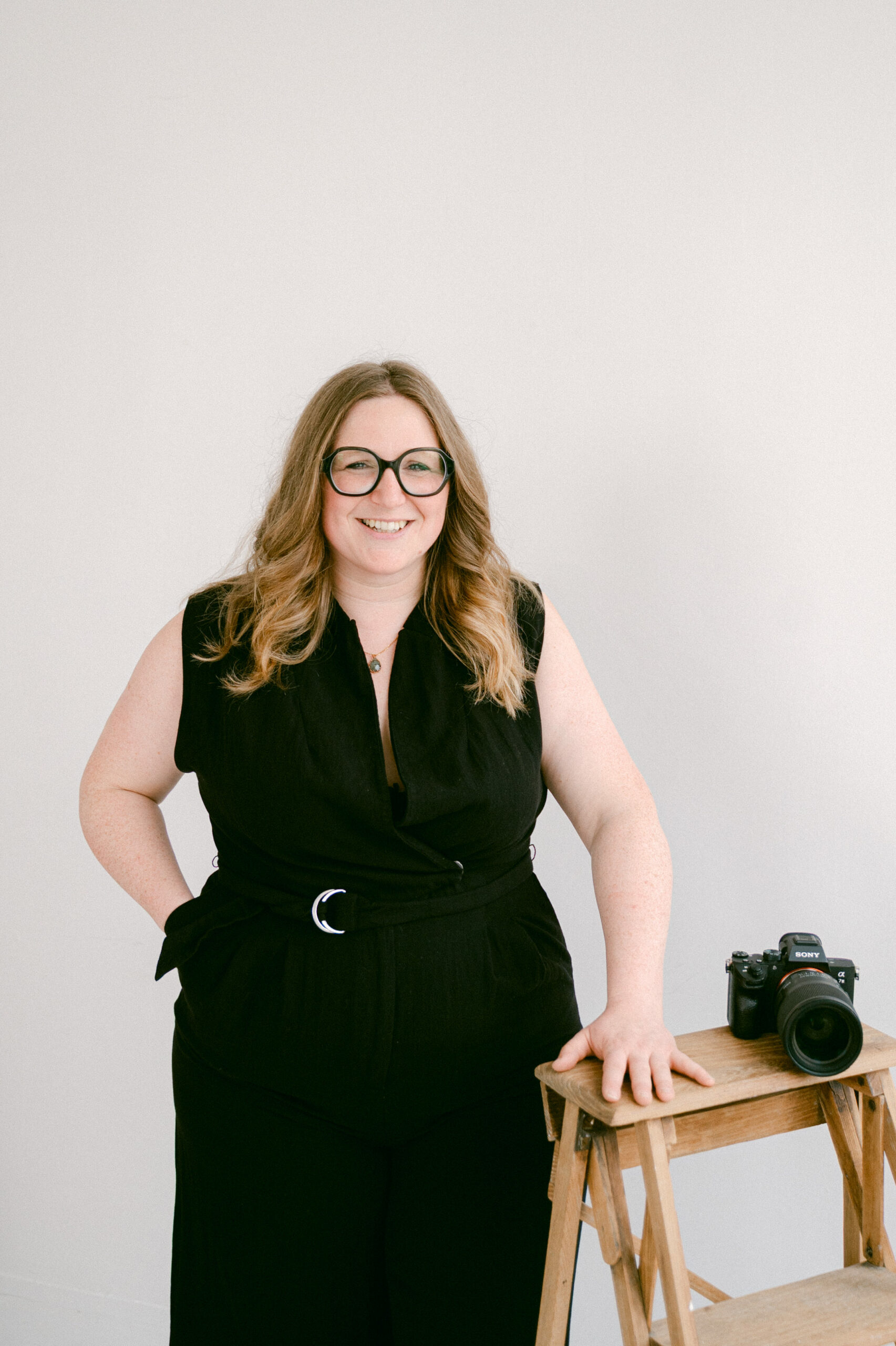 photographe-reims-photo de Julie Chef Photography se tenant debout dans un studio photo