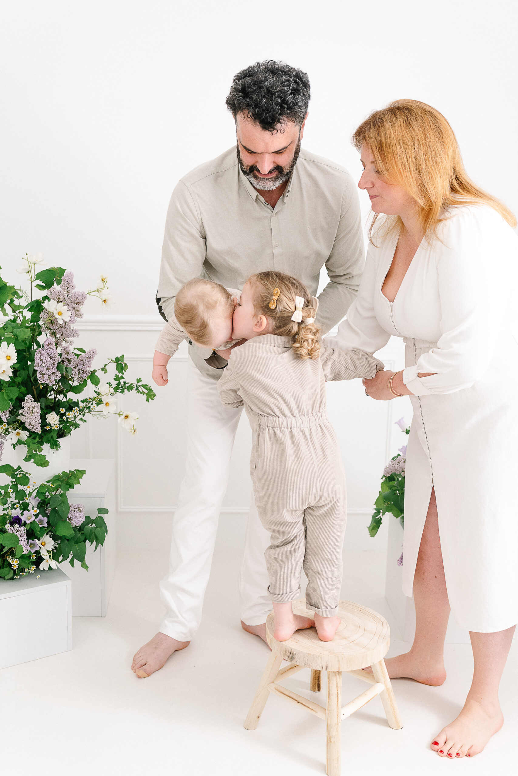 seance photo naissance reims Séance familiale au studio à Reims – dans un décor floral