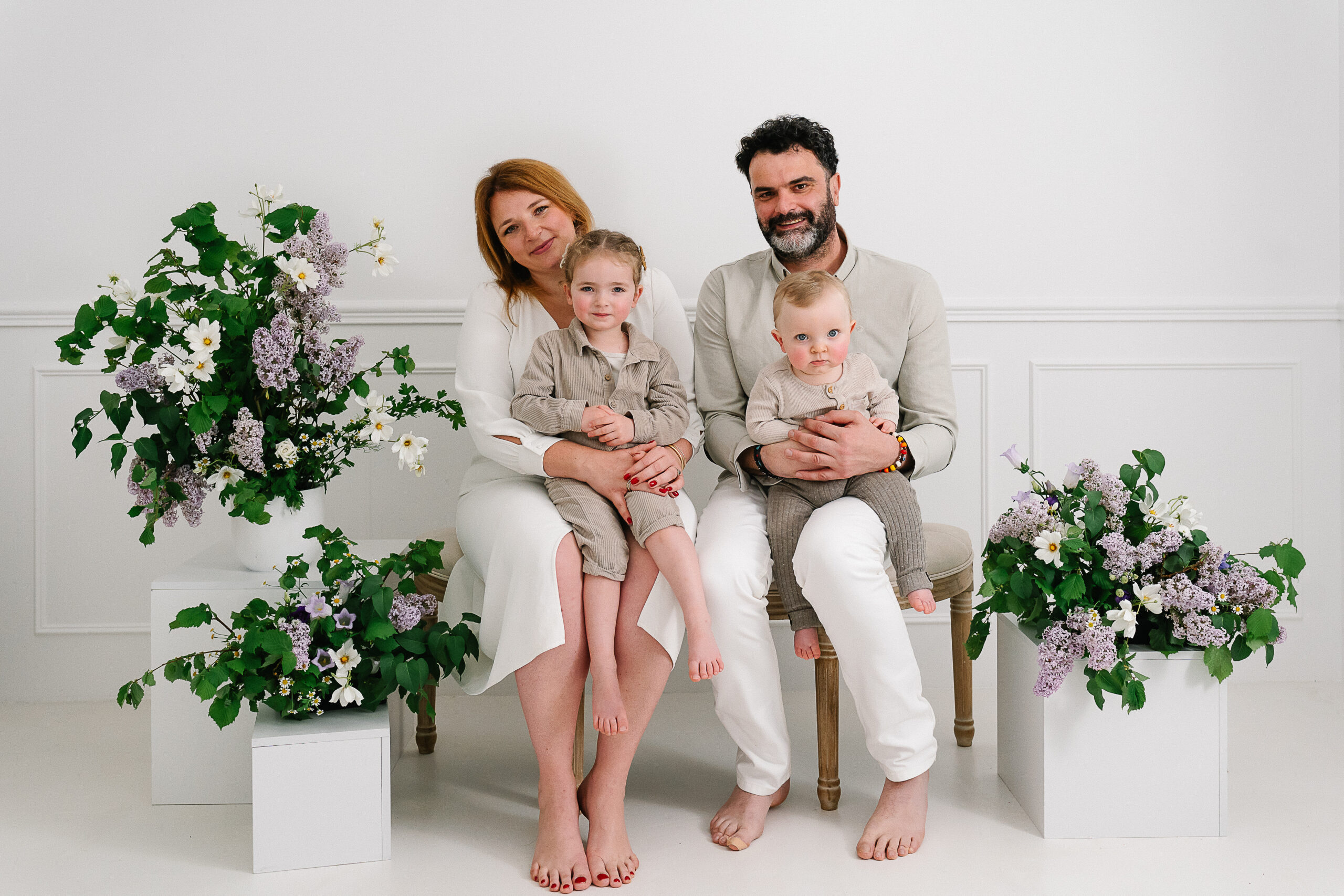seance photo naissance reims Séance photo famille en studio à Reims avec des fleurs printanières