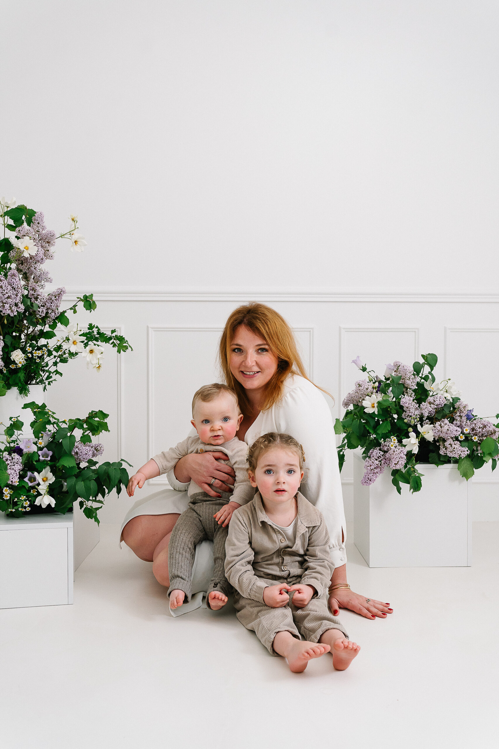 Portrait d’une maman et de ses enfants dans un studio photo à Reims au décor floral