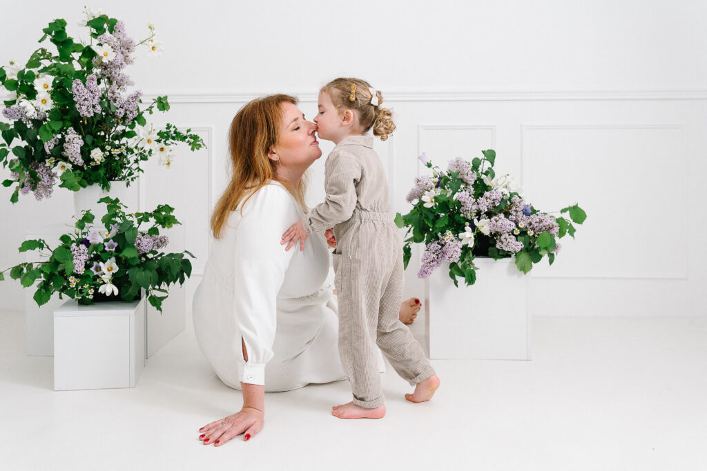 Séance photo famille à Reims – ambiance florale maman et petite fille se caline