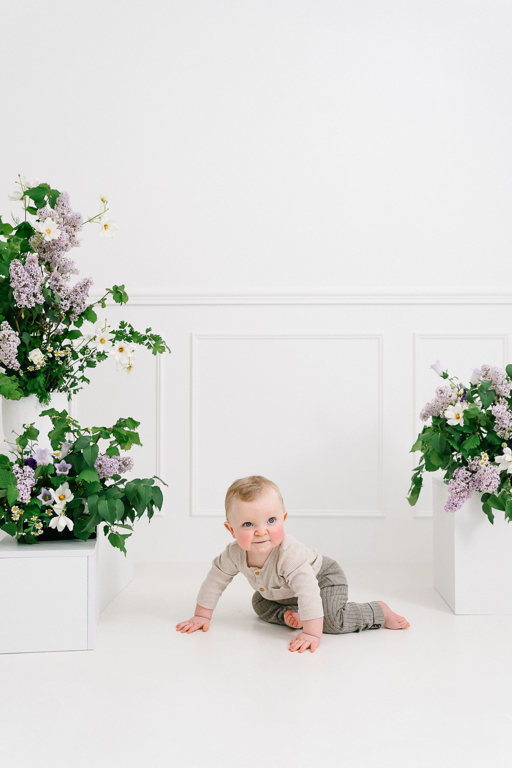 seance photo naissance reims Photographe famille à Reims – moment de tendresse dans un studio fleuri