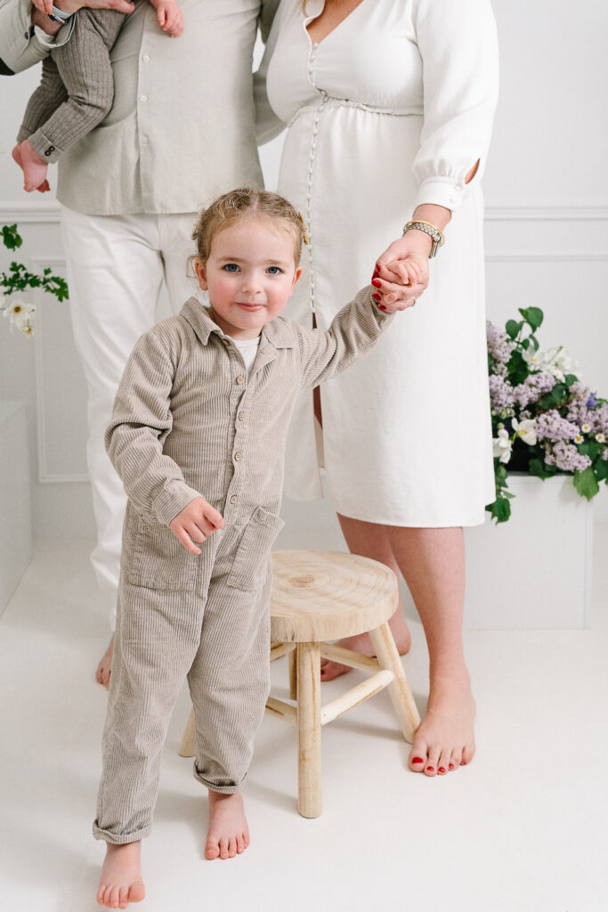 Photographe famille à Reims – petite fille donnant la main à sa maman