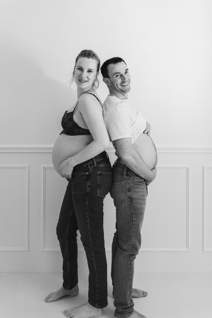Couple attend un bébé – séance photo grossesse douce et lumineuse à Reims