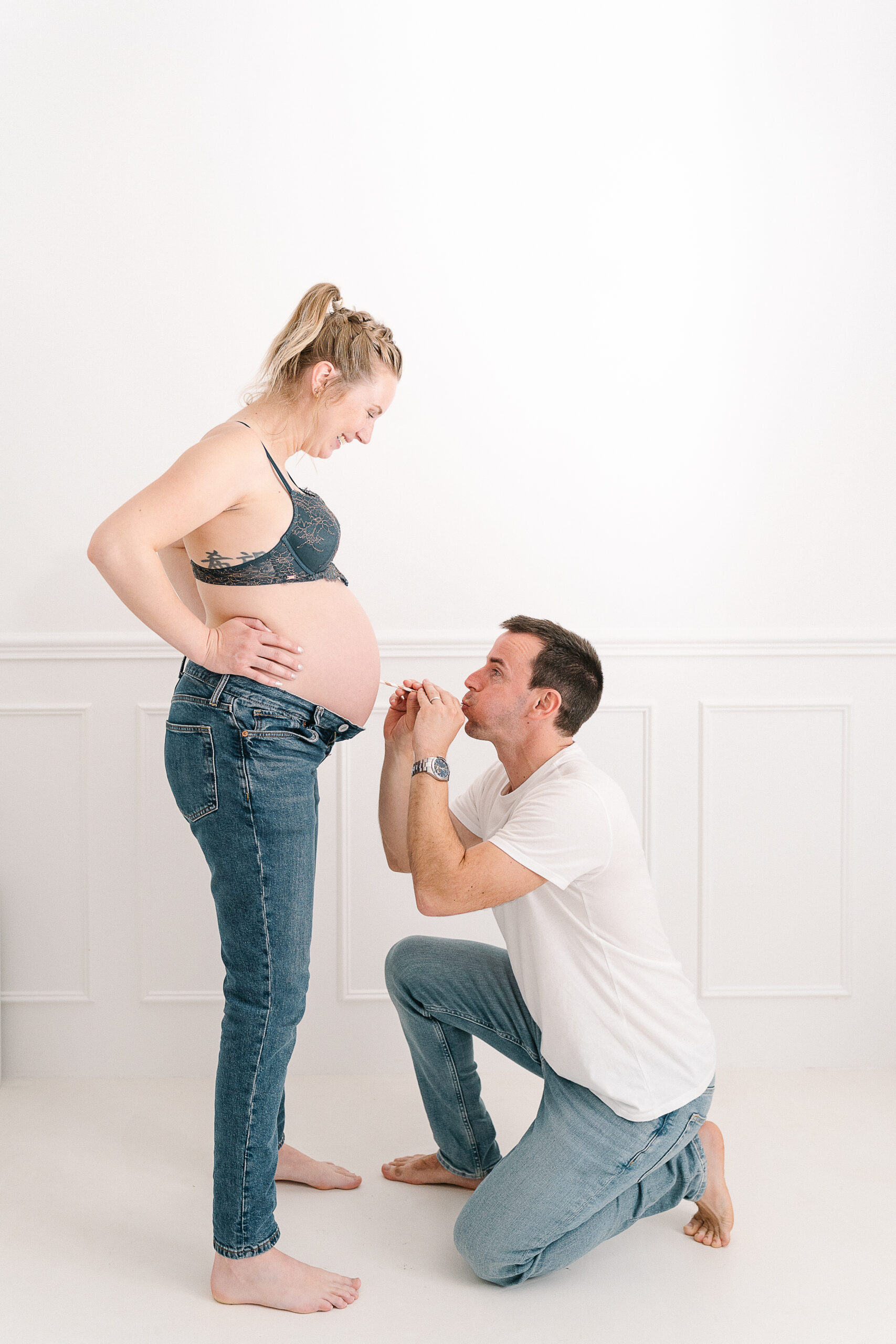 Photo drôle de ventre rond en studio à Reims