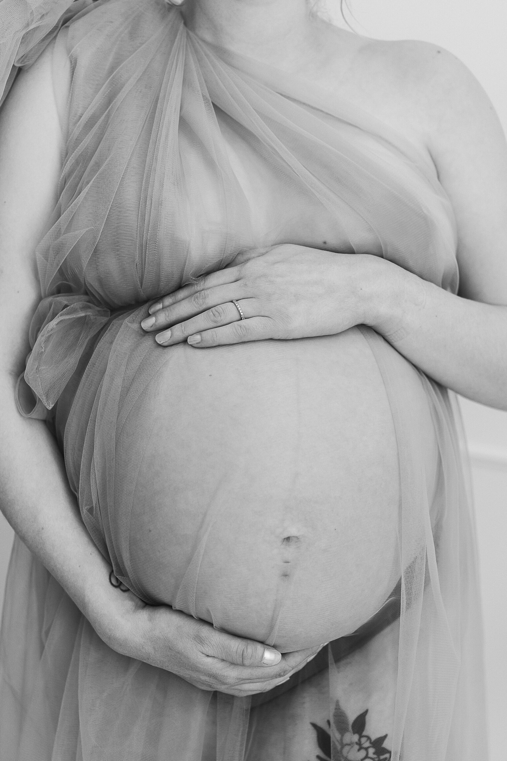 Séance photo de grossesse en studio à Reims – ventre maman