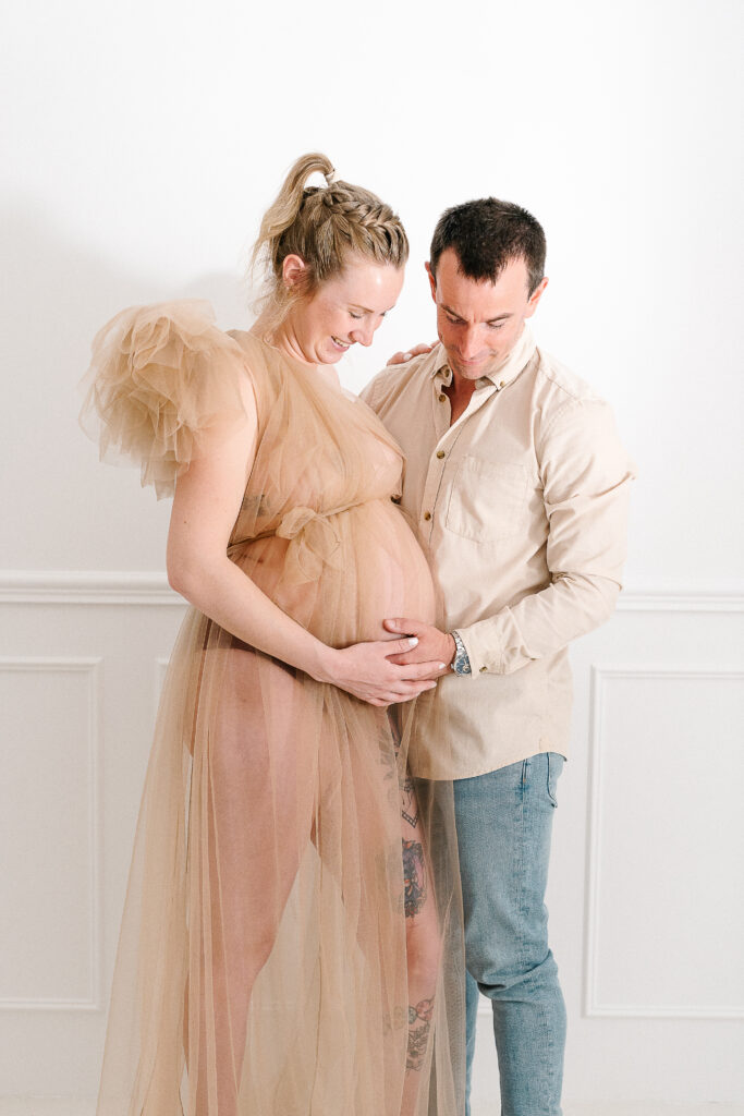Séance photo de grossesse en studio à Reims – couple debout