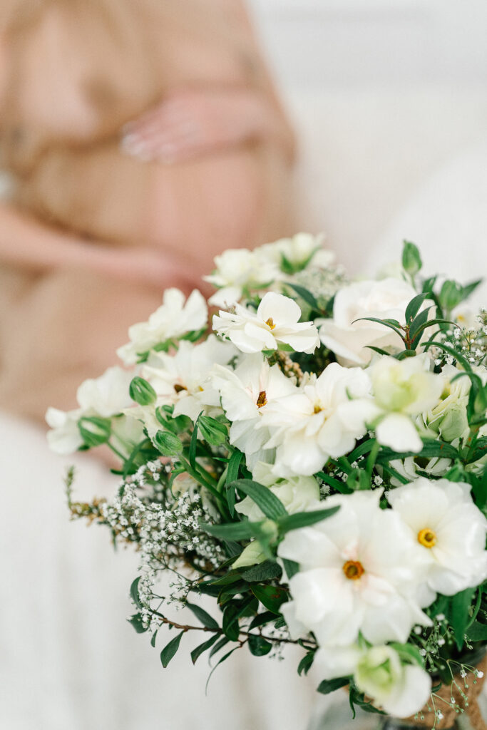 Bouquet de fleurs blanches- séance photo de grossesse à Reims