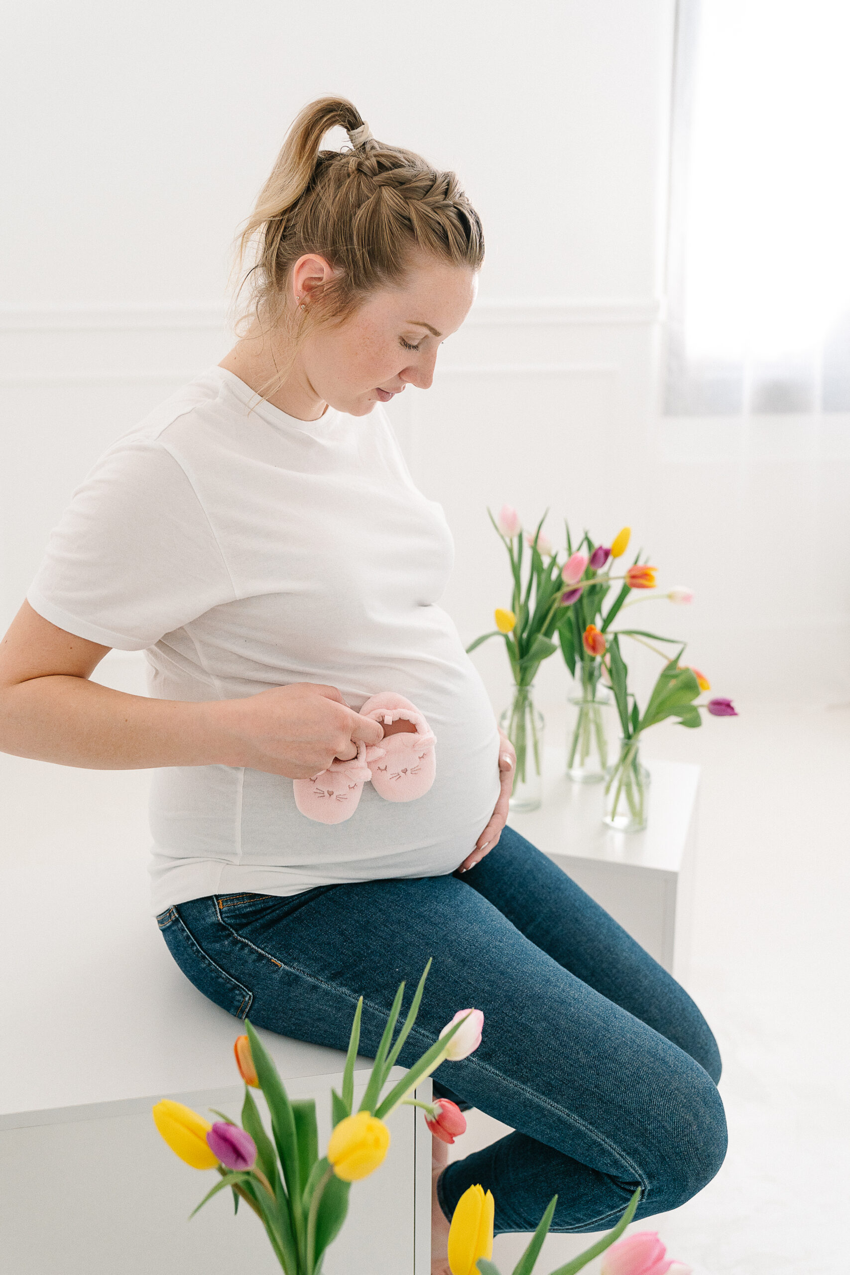 Séance grossesse intimiste en studio à Reims - portait femme enceinte avec tulipe