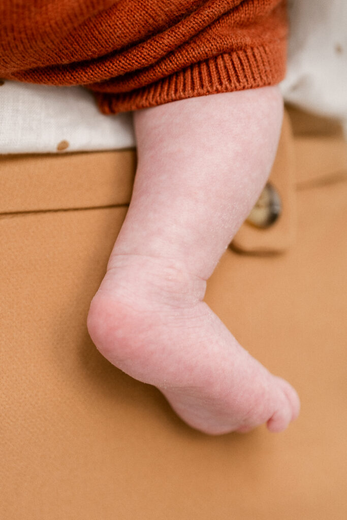Séance photo nouveau-né - détail pied de bébé - studio à Reims