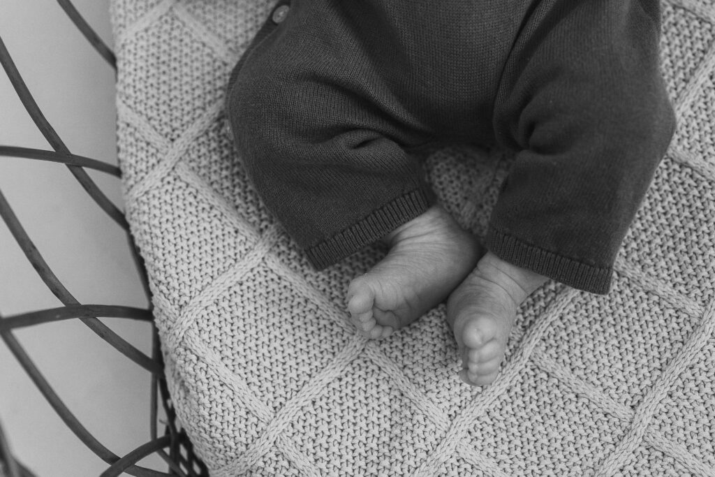Photographe naissance Reims – bébé allongé dans panier