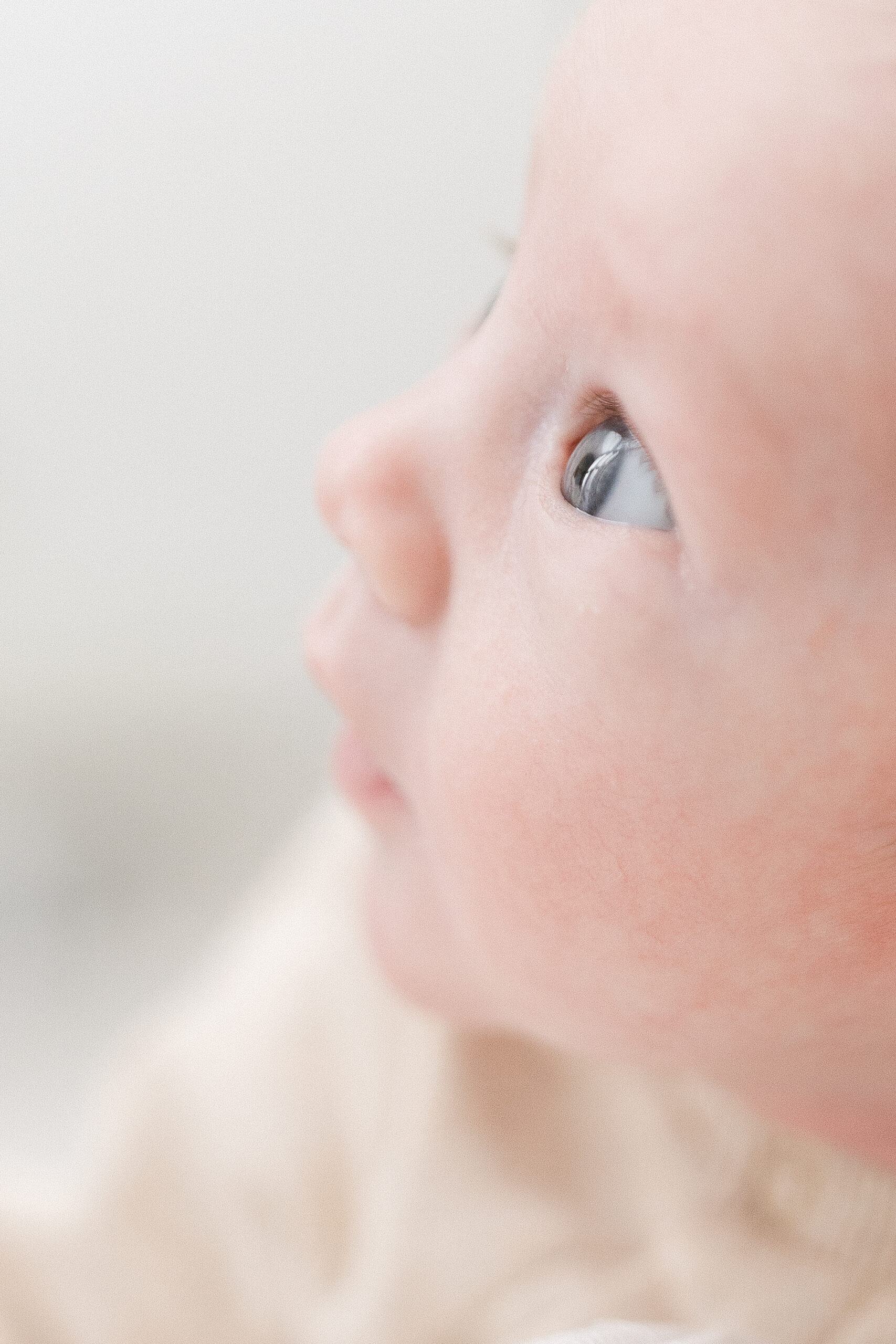 Photographe naissance Reims – visage bébé- séance photo au studio