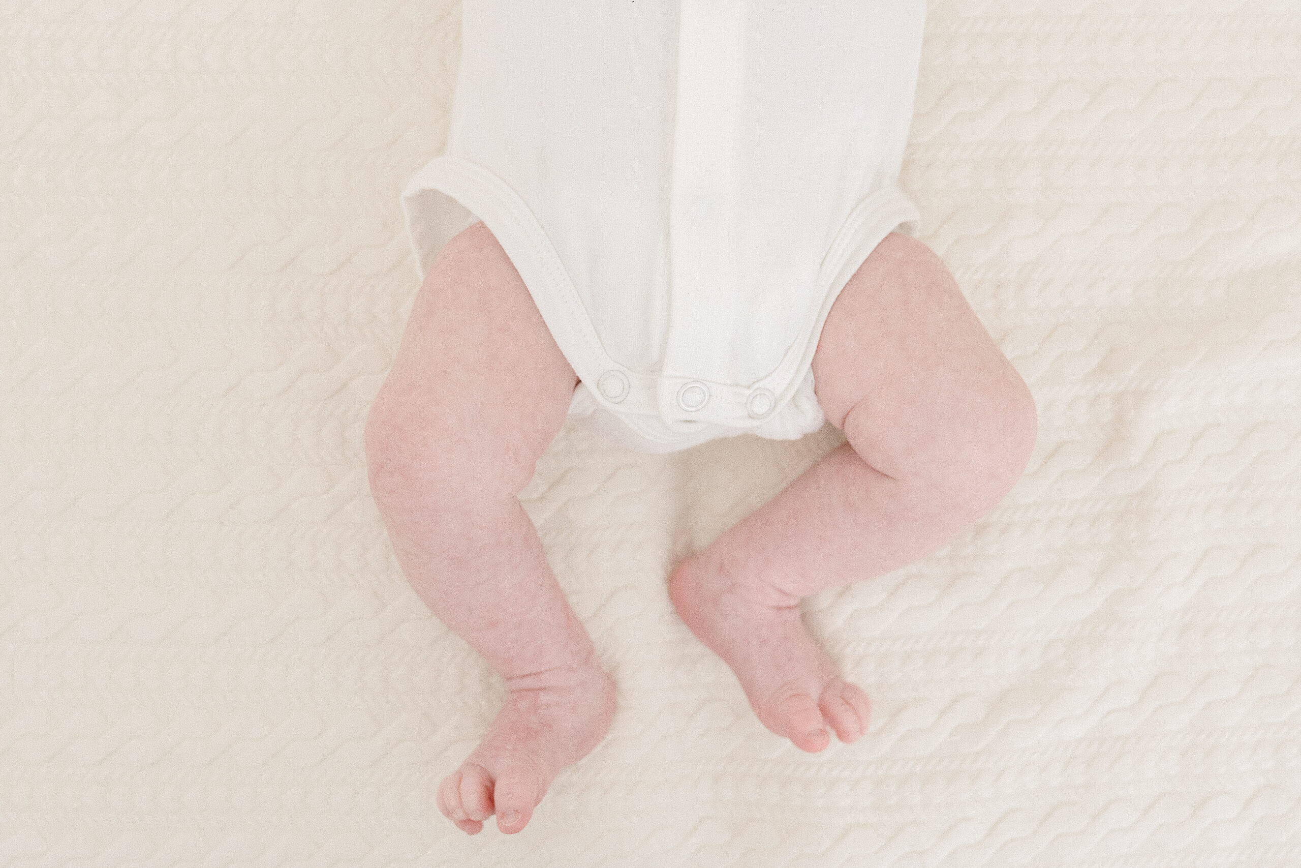 Séance photo de naissance à Reims – photo de petits pieds de bébé